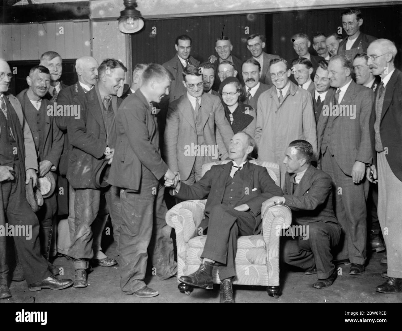 M. Ben Smith reçoit ses congatuations assis à sa présentation à St Mary Cray , Kent . 29 janvier 1936 Banque D'Images