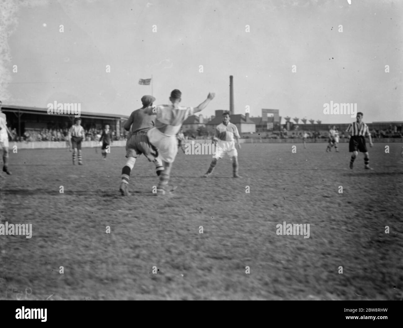 Dartford Reserve contre Erith et Belvedere - Kent League - 17/09/38 deux joueurs participent pour le ballon . 1938 Banque D'Images