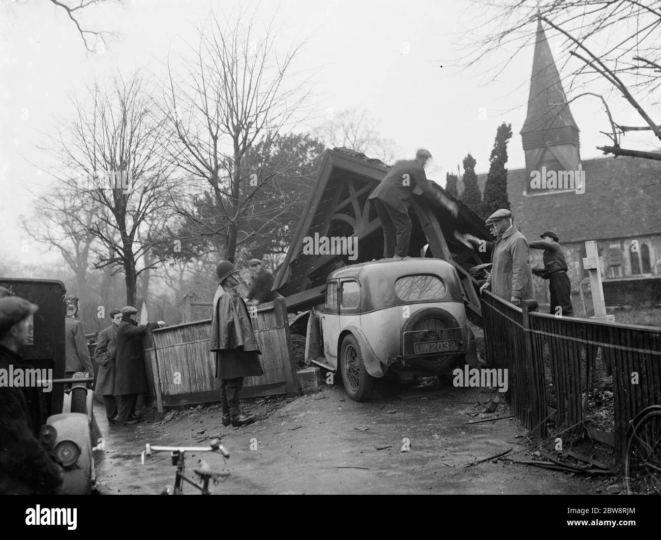 La voiture s'écrase dans la porte du lych à l'église de Foots Cray . 1935 Banque D'Images