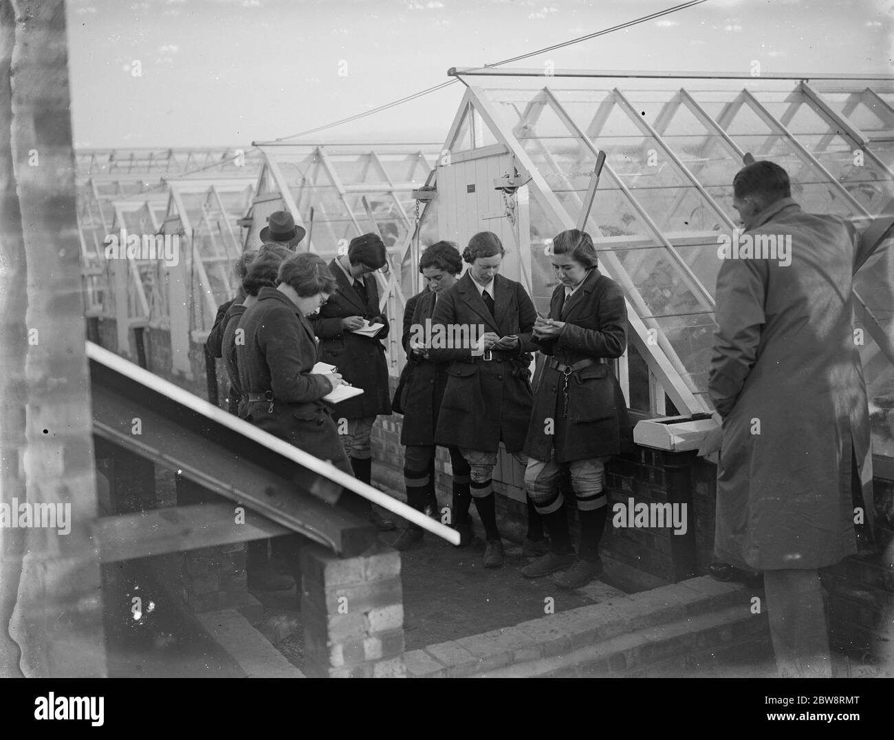 Les jeunes étudiantes prennent des notes lors d'une démonstration de verre au Collège horticole , Swanley , Kent . 1935 Banque D'Images