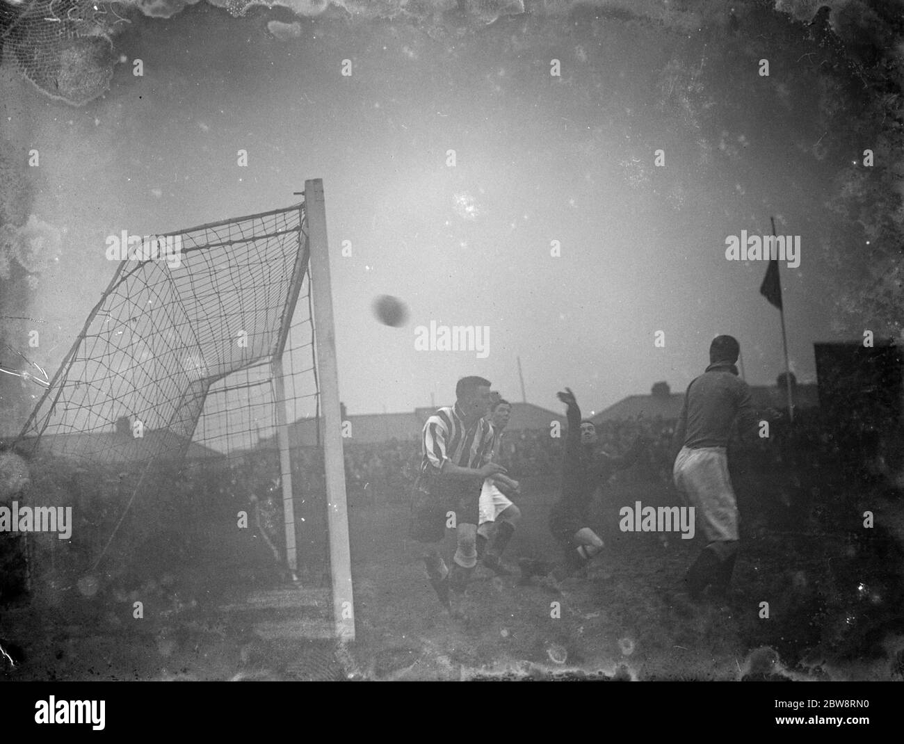 Dartford vs. Gainsborough Trinity - FA Cup - Gainsborough Trinity goalkeepr détourne la balle au-dessus de la barre sous la pression de George Meads le buteur de Dartford - 14/12/35 action dans le goalmouth . 14 décembre 1935 Banque D'Images