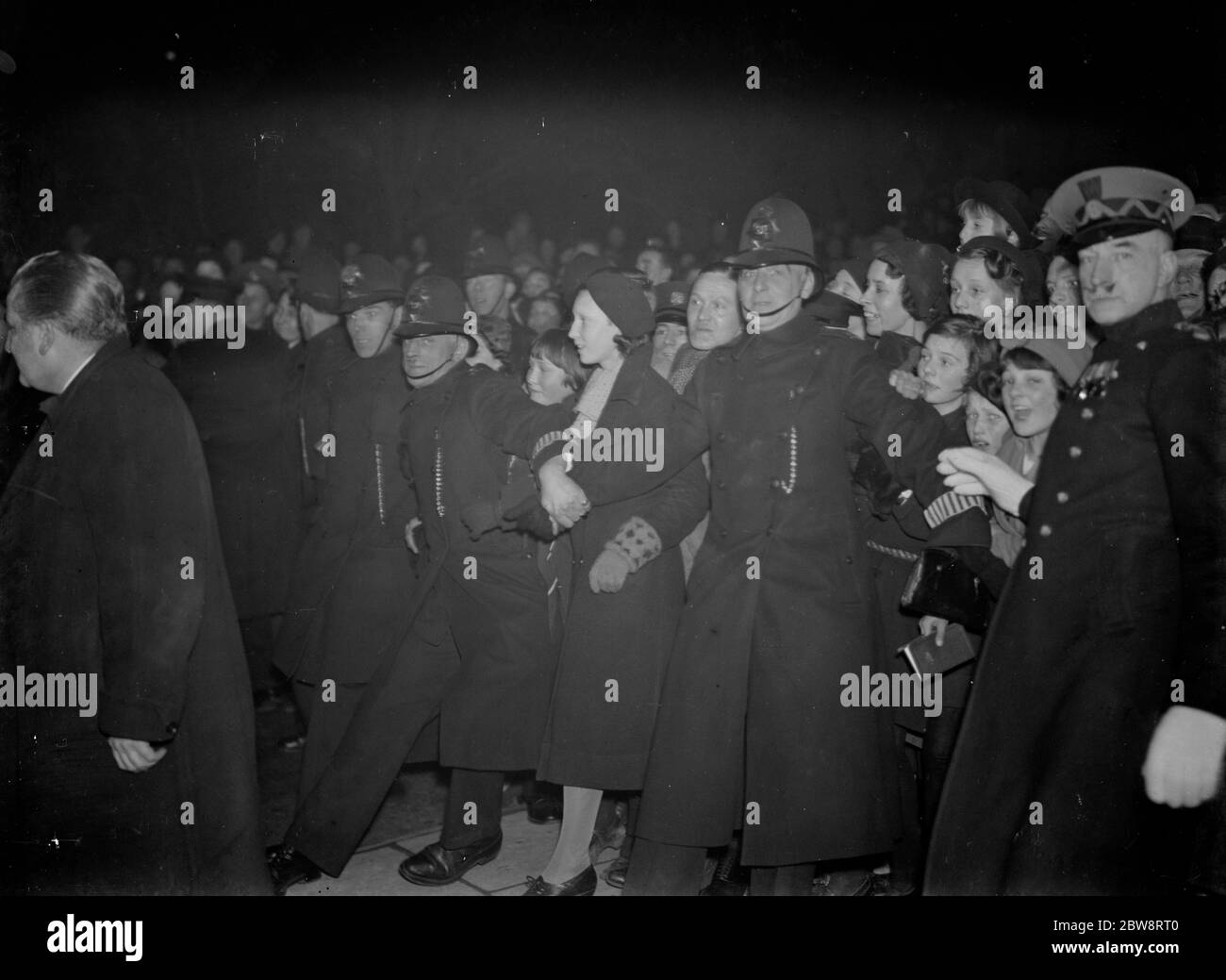 Des foules enthousiastes étant tenues par la police et le cinéma inaugurent le nouveau super cinéma , le Granada à Welling , dans le Kent . 2 février 1938 Banque D'Images