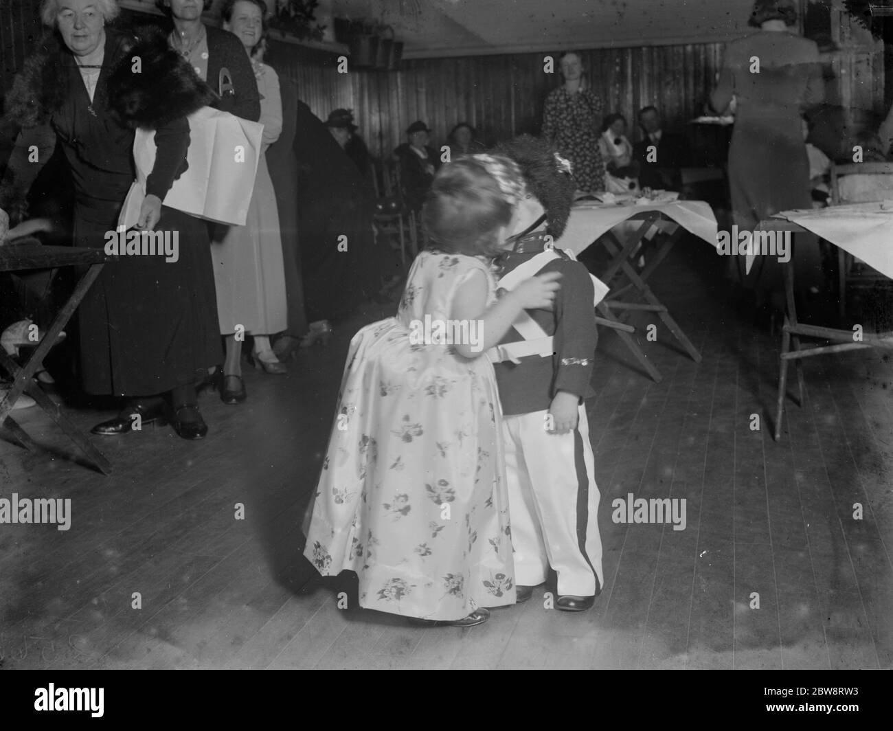 Un baiser volé par deux tout-petits à la fête de la NSCPCC ( Société nationale pour la prévention de la cruauté envers les enfants ) à Erith , Kent . 1935 Banque D'Images