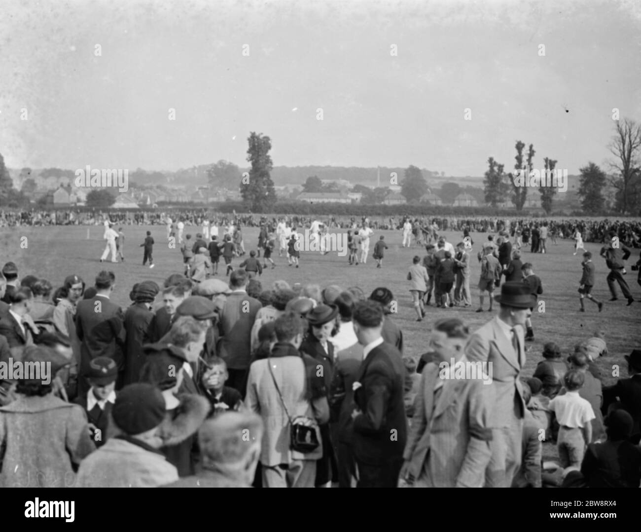 Une équipe de cricket de la presse contre l'équipe de cricket du circuit de Newcross à Sidcup , Kent . Une invasion de terrain par les spectateurs . 1938 . Banque D'Images