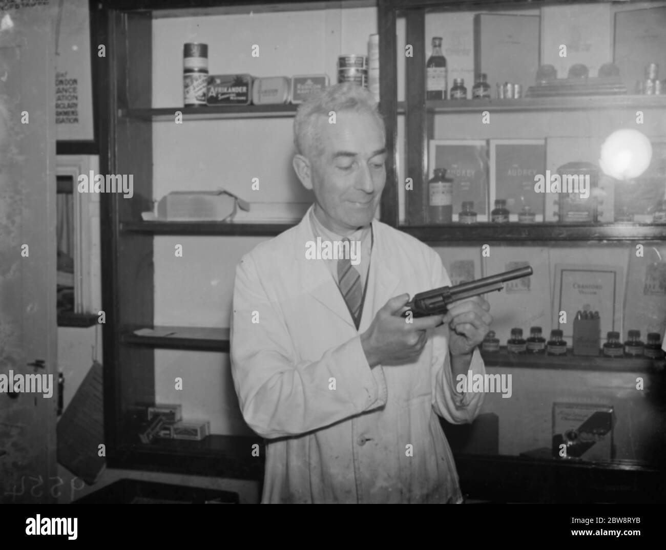M. Gregory May détient l'arme revolver Magnum .357 utilisée pendant le vol à main armée au bureau de poste de Downe . 8 septembre 1938 Banque D'Images