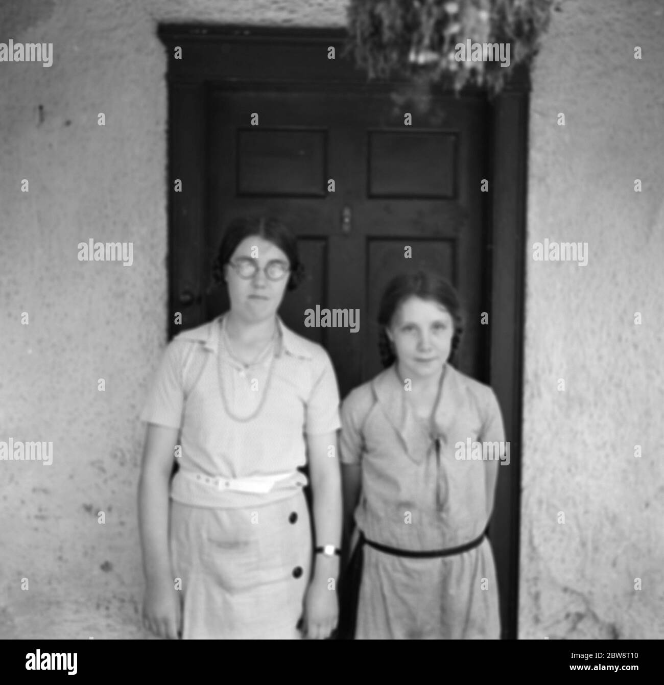 Deux sœurs posent devant un chalet . 1936 Banque D'Images