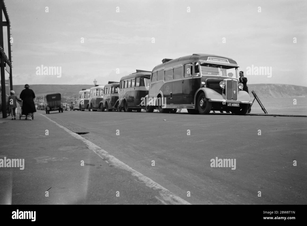 Bus de Swanage Tour sur le front de mer à Swanage , Dorset . 1936 Banque D'Images