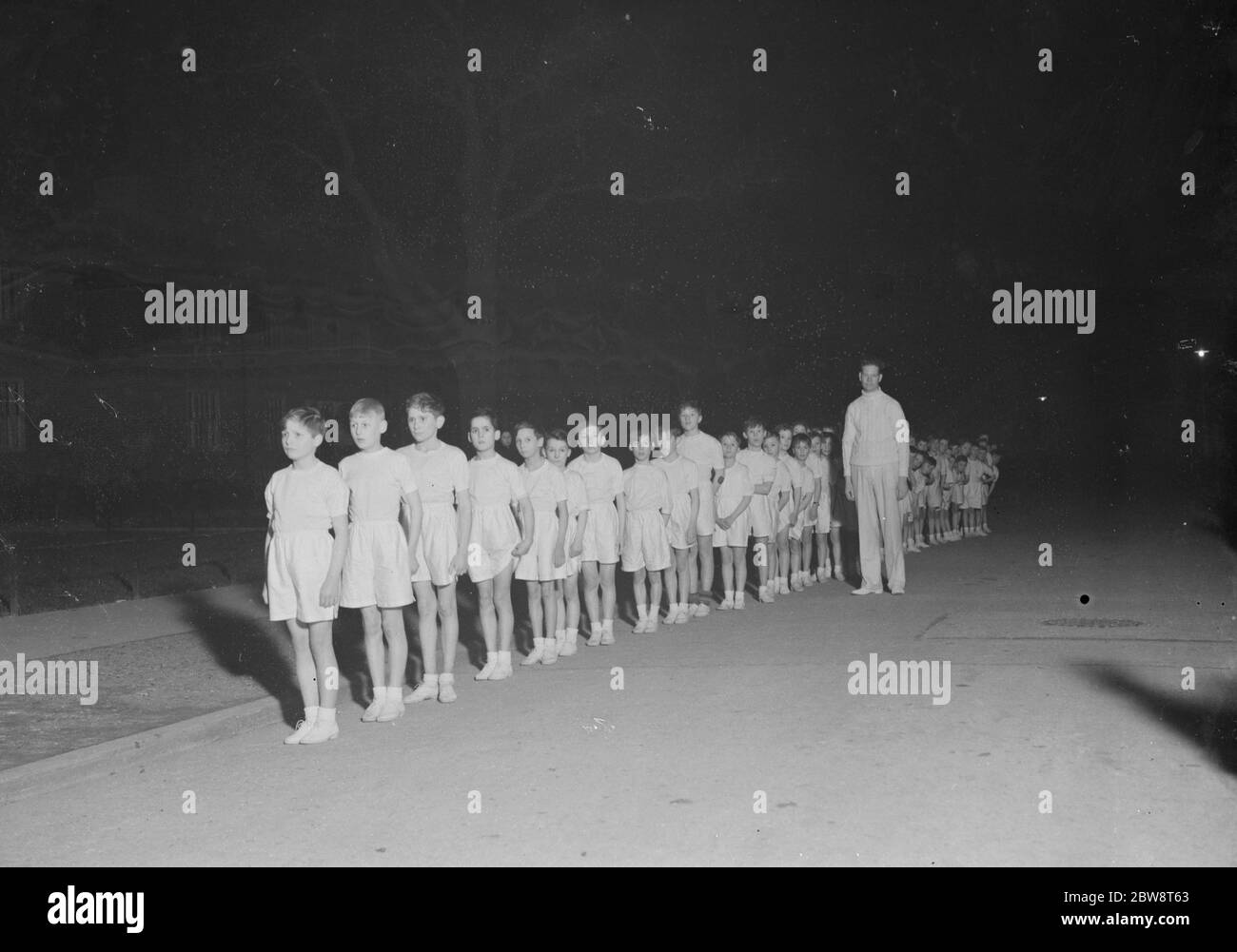 Garçons alignés pour courir au Beaconsfield Club ( garçons ) . 1938 Banque D'Images