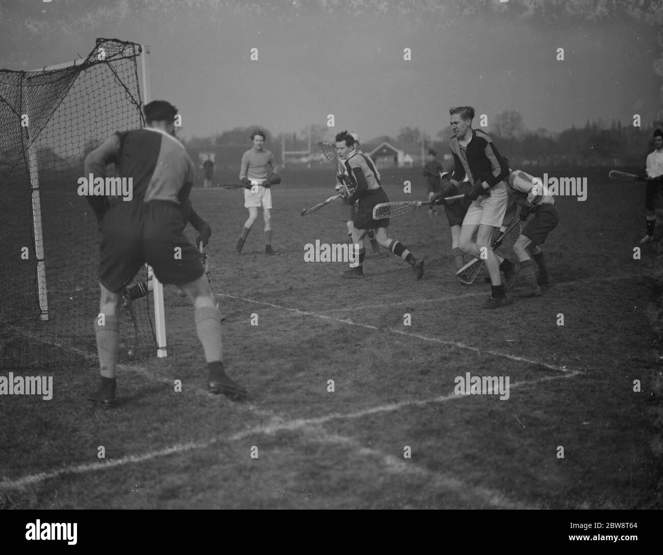 Garçons jouant à Lacrosse à l'école de comté de Sidcup , Kent . 12 février 1938 Banque D'Images