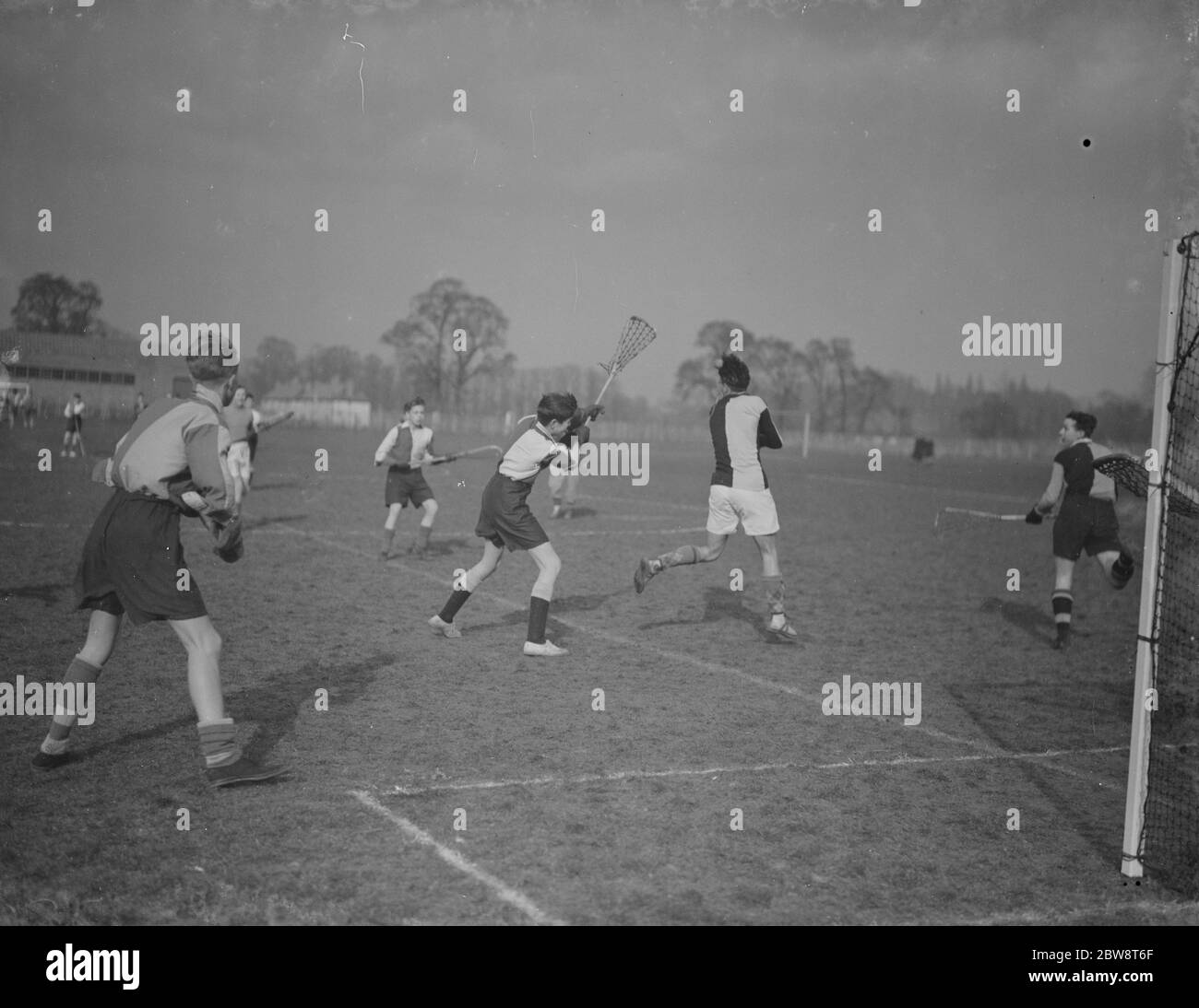 Garçons jouant à Lacrosse à l'école de comté de Sidcup , Kent . 12 février 1938 Banque D'Images