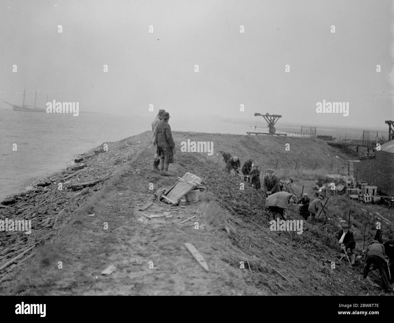 Les travailleurs qui maintiennent les défenses de la rivière et qui font des réparations sur le mur et le remblai de la rivière à Erith , Kent . 1938 Banque D'Images