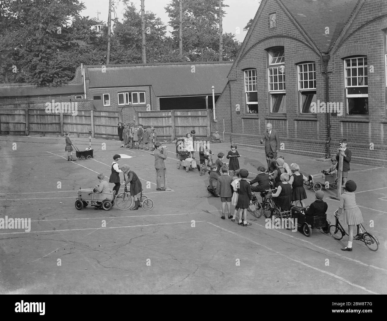 Les enfants reçoivent des instructions sur la circulation sur le terrain de jeu de leur école Sidcup Hill , Kent . 1936 . Banque D'Images