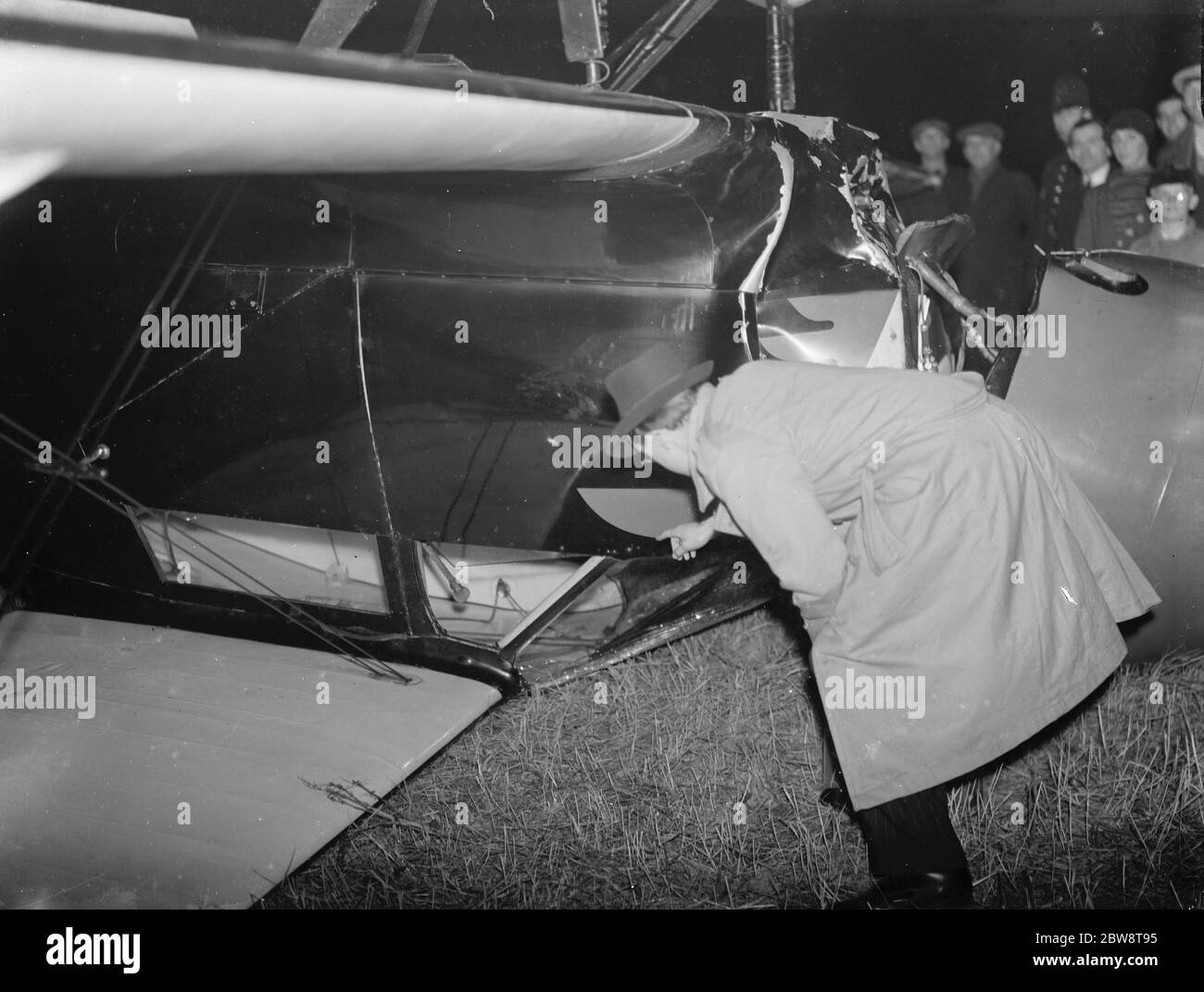 Le biplan appartenant à Amy Johnson , la célèbre aviatrix , vu ici à l'envers après l'atterrissage en catastrophe dans un champ près de Chelsfield , Kent . Mme Johnson a survécu à l'accident mais a souffert d'une fracture du nez et d'une épaule . 1936 Banque D'Images