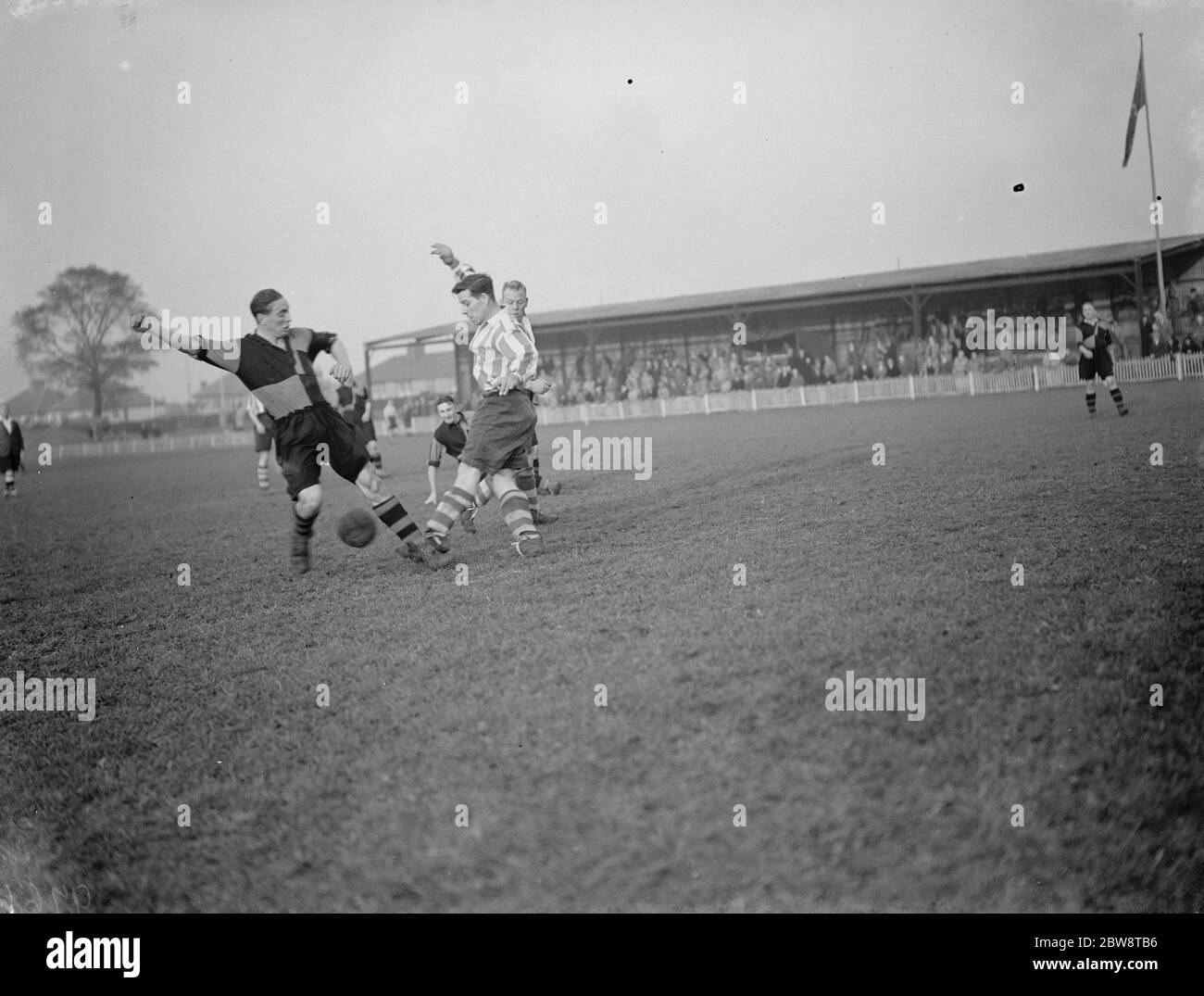 Dartford Reserve vs. Sittingbourne - Kent League - 29/10/38 . Deux joueurs rivalisent pour la balle . 1936 Banque D'Images