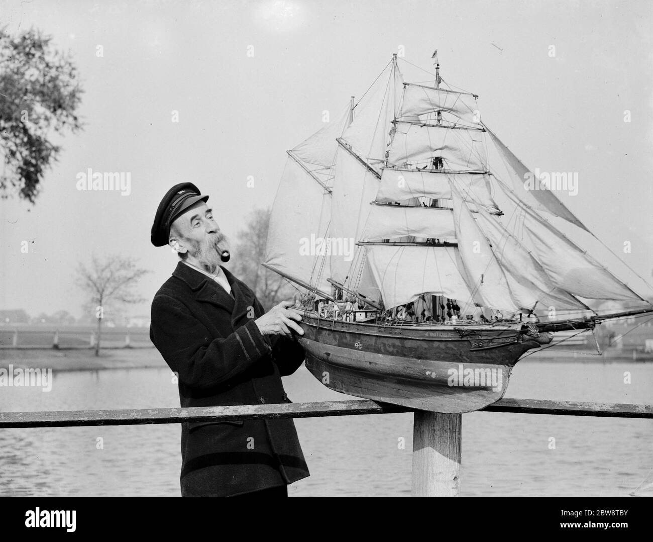 Capitaine J F Dean posant avec un voilier modèle à Blackheath , Londres . 1938 Banque D'Images
