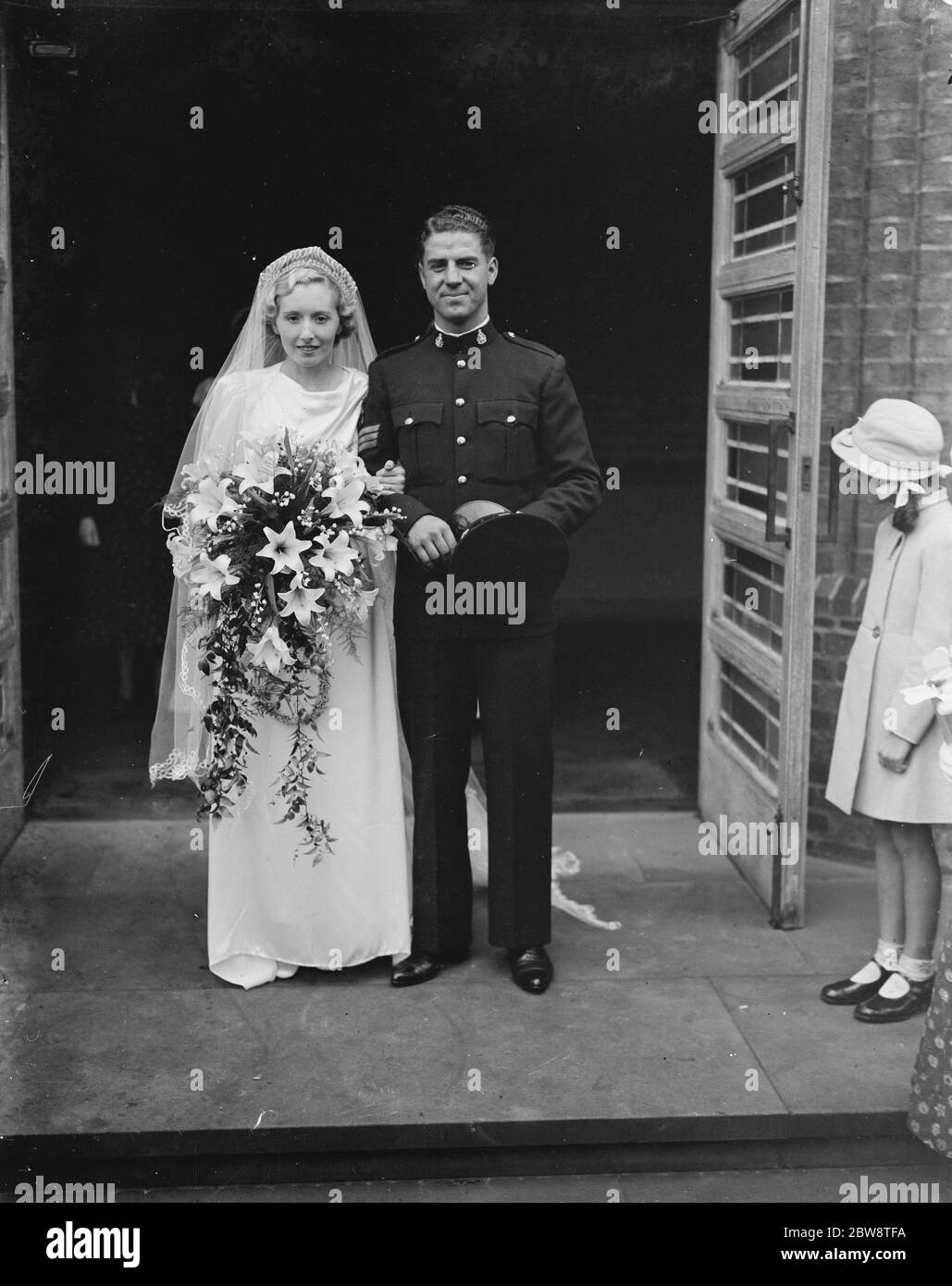 Le mariage militaire du Sergent Leonard Tripp et de L Foulkes . La mariée et le marié . 1938 Banque D'Images