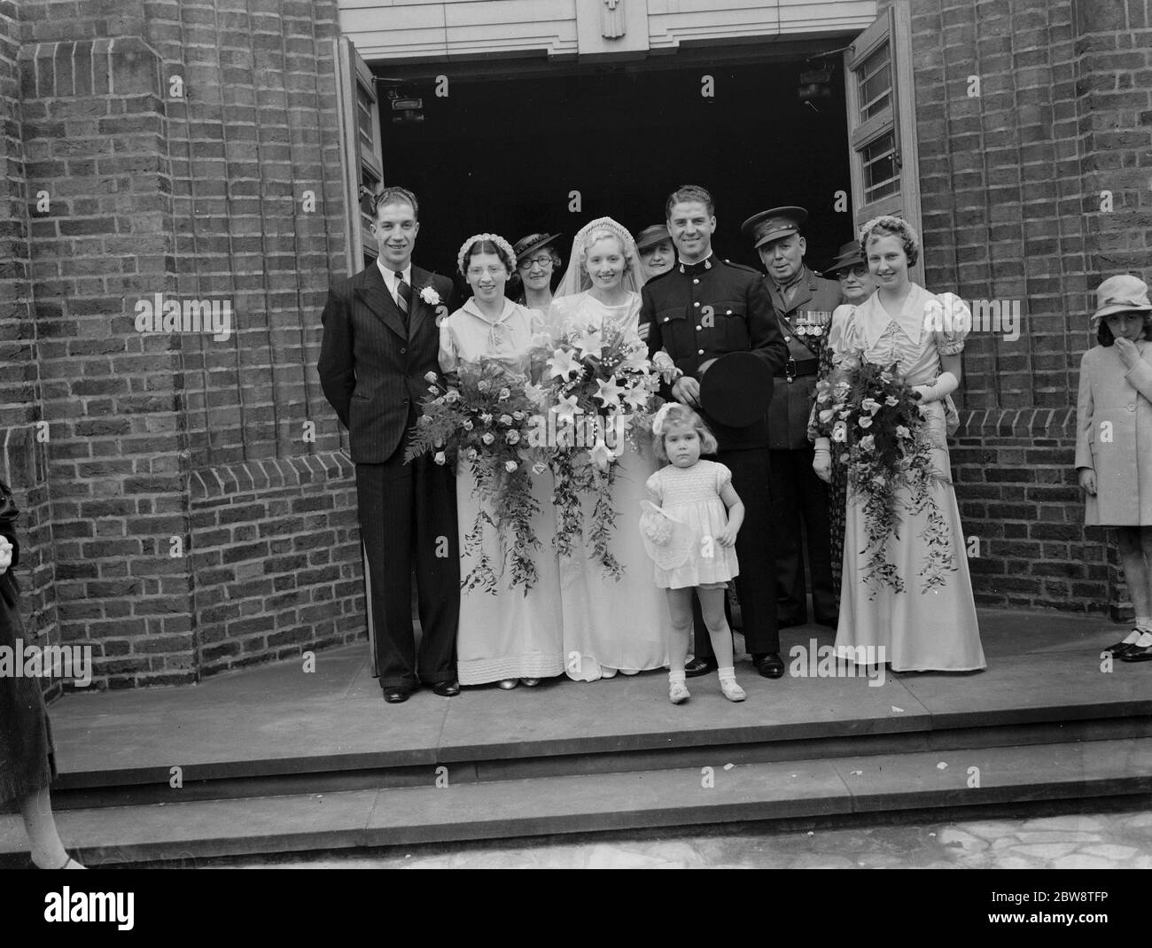 Le mariage militaire du Sergent Leonard Tripp et de L Foulkes . Le groupe de mariage . 1938 Banque D'Images