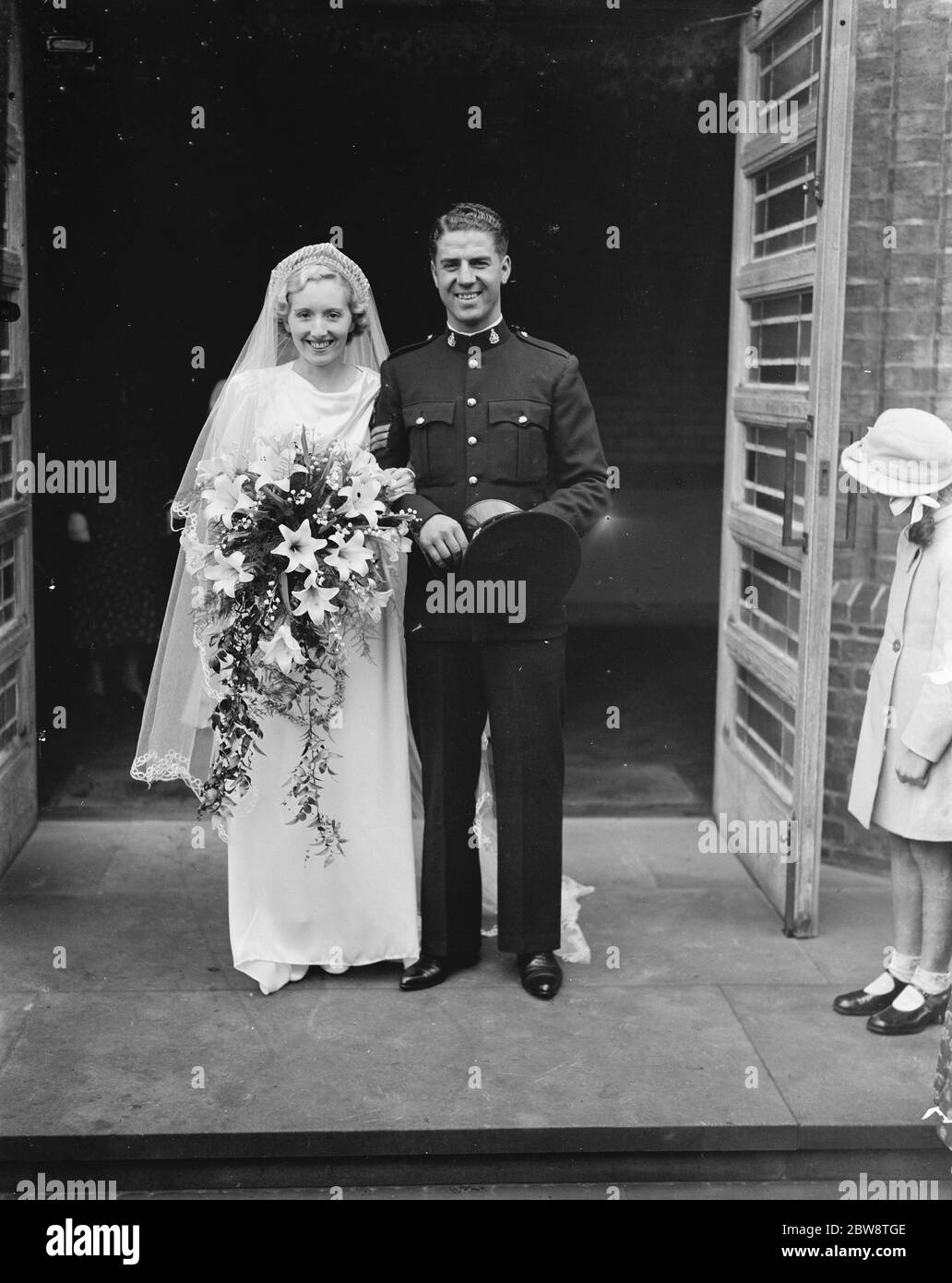 Le mariage militaire du Sergent Leonard Tripp et de L Foulkes . La mariée et le marié . 1938 Banque D'Images