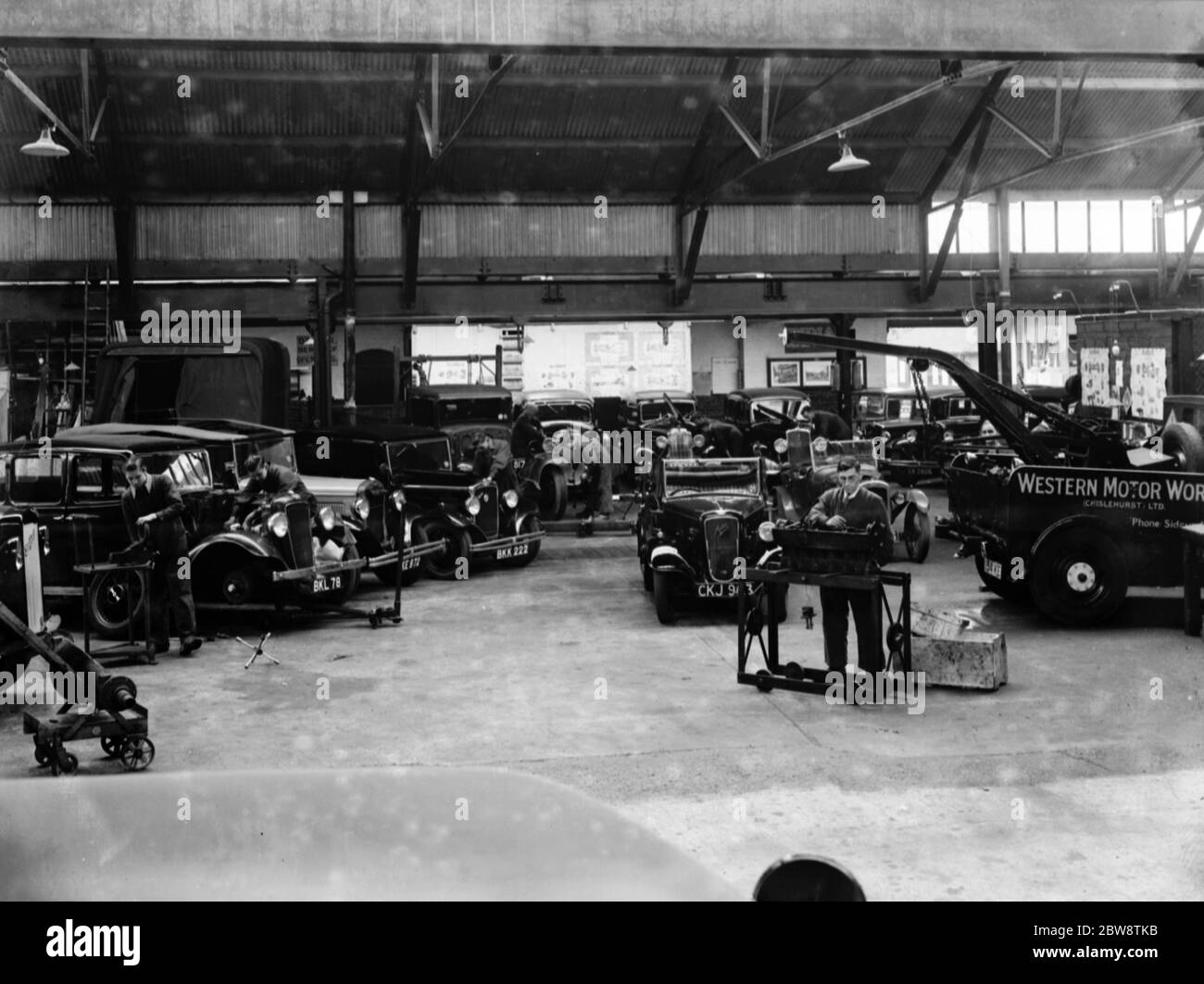 Voitures à l'intérieur du garage Western Motor Works . 1936 . Banque D'Images