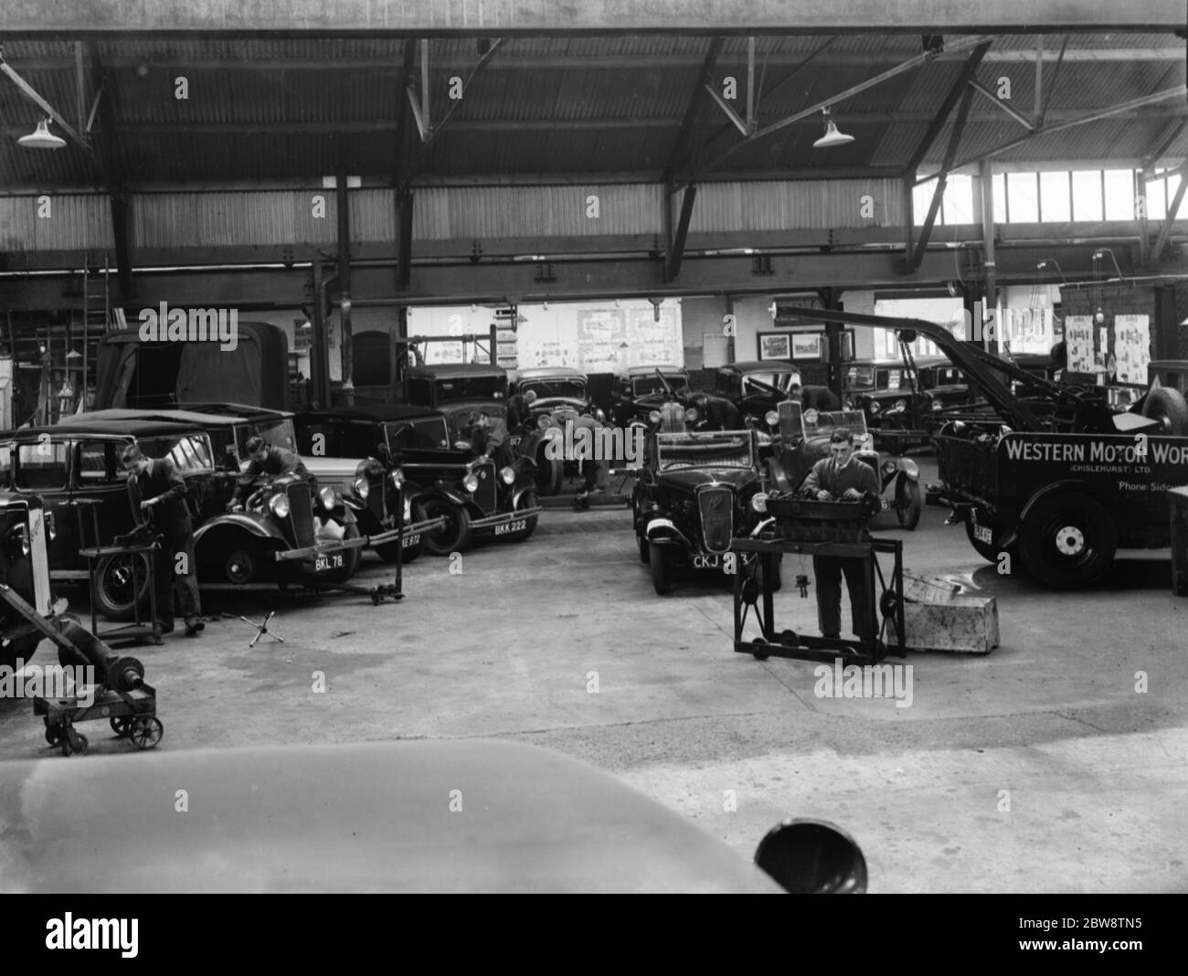 Voitures à l'intérieur du garage Western Motor Works . 1936 . Banque D'Images