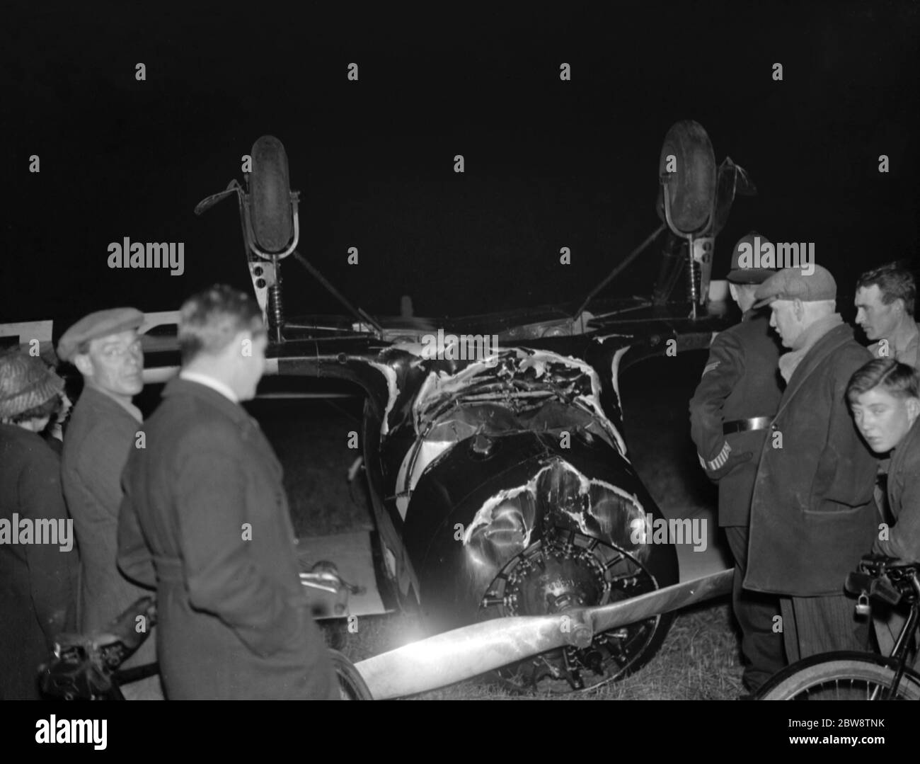 Le biplan appartenant à Amy Johnson , la célèbre aviatrix , vu ici à l'envers après l'atterrissage en catastrophe dans un champ près de Chelsfield , Kent . Mme Johnson a survécu à l'accident mais a souffert d'une fracture du nez et d'une épaule . 1936 Banque D'Images