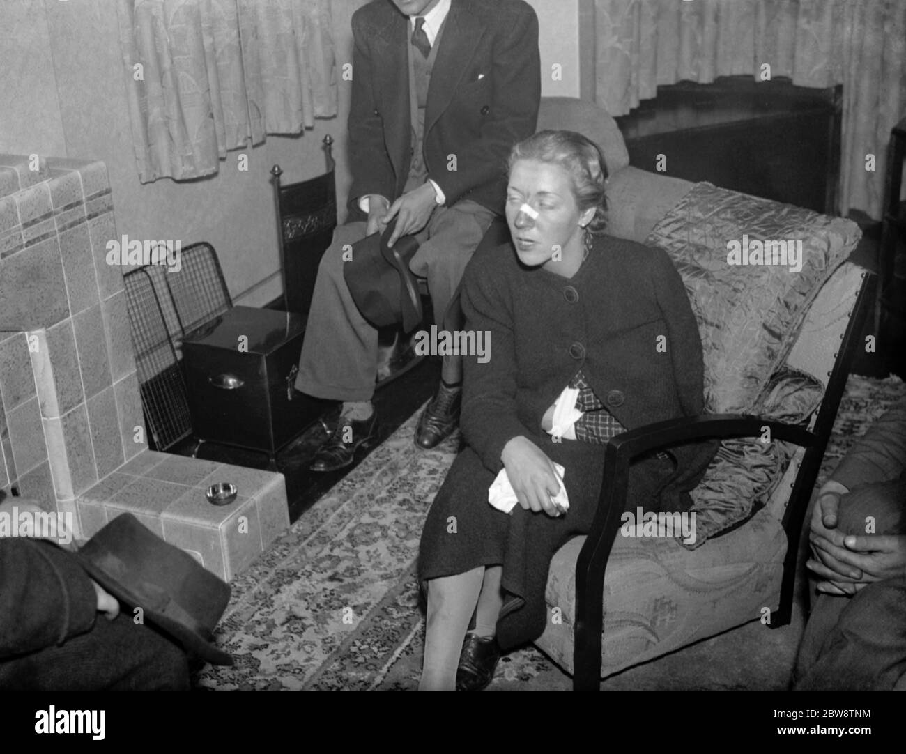 Amy Johnson , la célèbre aviatrix , a subi un nez fracturé et une épaule dislogée après l'atterrissage en catastrophe dans un champ près de Chelsfield , Kent . Elle est vue ici bandée et avec son bras dans une traîneau peu après l'accident . 1936 Banque D'Images