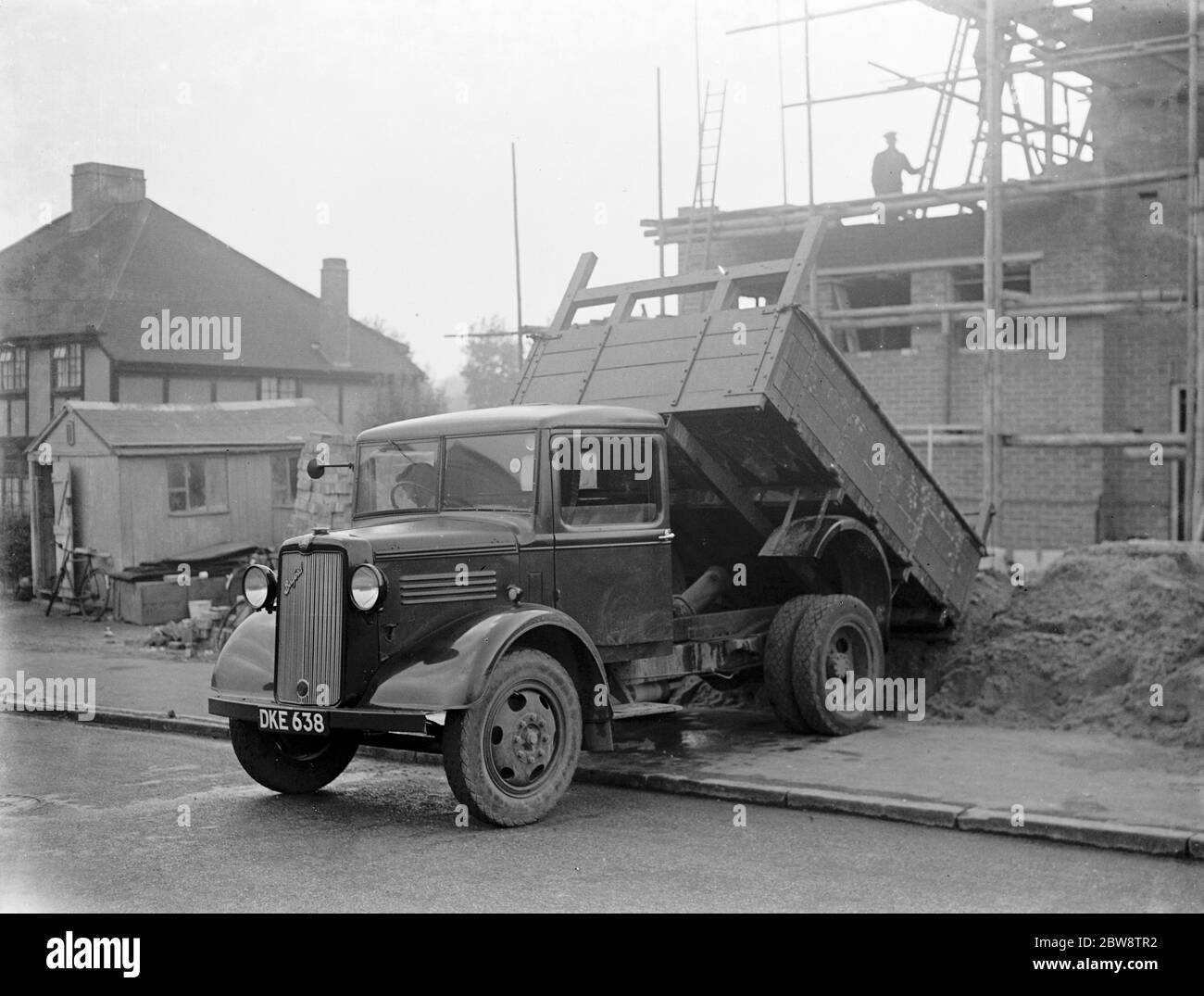 Un camion Bedford qui bascule sa charge sur un chantier de Chislehurst , Kent . 1938 . Banque D'Images