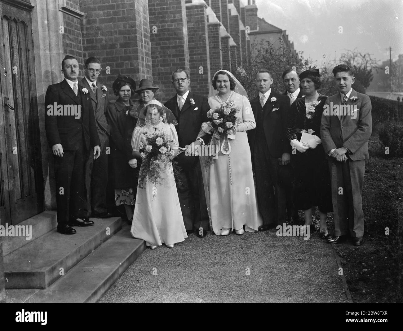 Le mariage de M. E Bryant et de Mlle Monk à St Lukes à Eltham , Londres . La fête de mariage . 1938 Banque D'Images