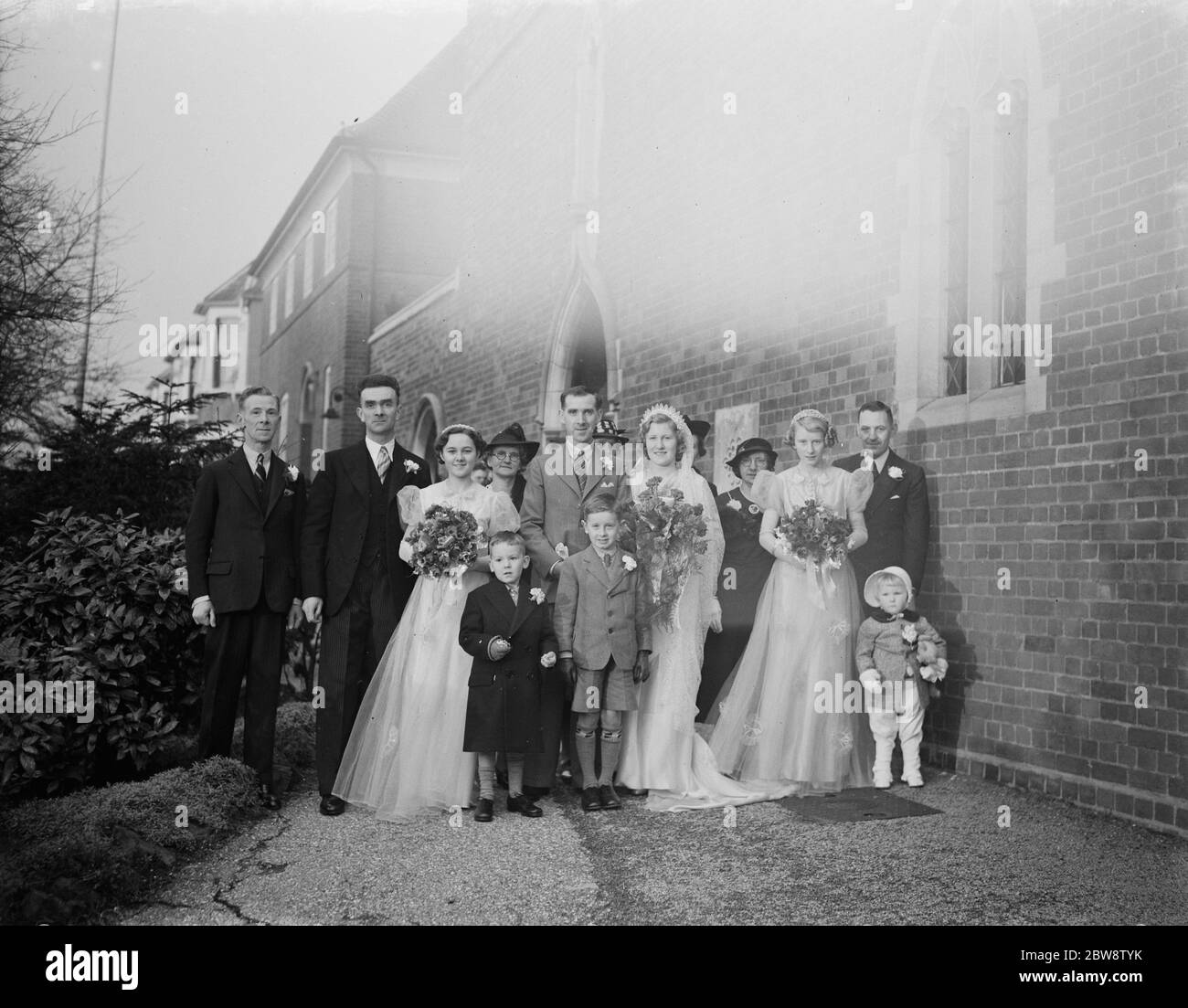 Le mariage de E G Jellis et W Croft à St Lukes à Eltham , Londres . La fête de mariage . 1938 Banque D'Images