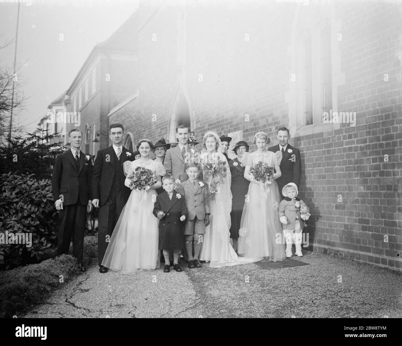 Le mariage de E G Jellis et W Croft à St Lukes à Eltham , Londres . La fête de mariage . 1938 Banque D'Images