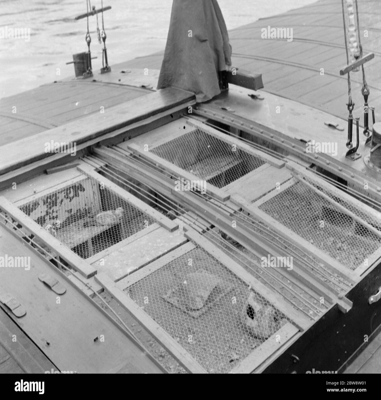 Une cage de pidgeon sur une barge hollandaise . 1938 Banque D'Images