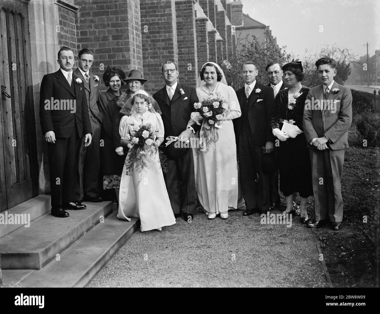 Le mariage de M. E Bryant et de Mlle Monk à St Lukes à Eltham , Londres . La fête de mariage . 1938 Banque D'Images