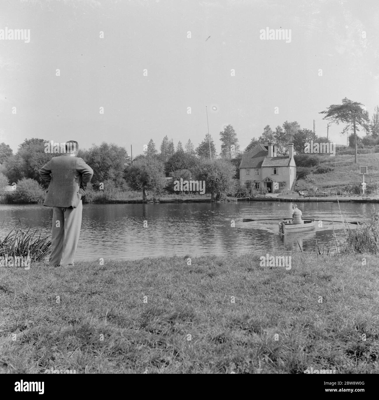Le Leather Bottle Inn à Goring , Oxfordshire , vue de l'autre côté du lac . 1938 Banque D'Images