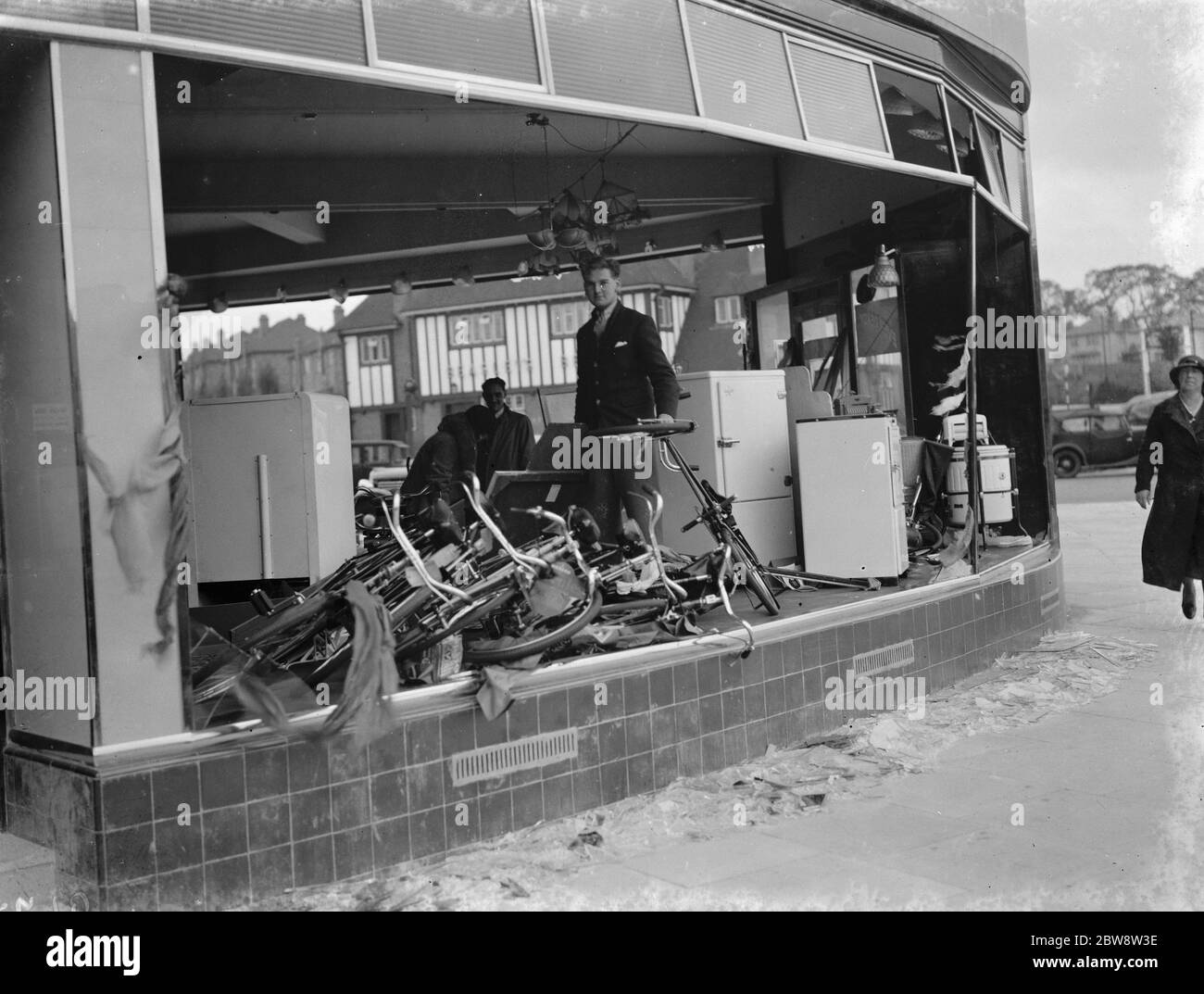 Tempête dégâts la salle d'exposition électrique Bowlings à North Eltham , Londres . 1938 Banque D'Images