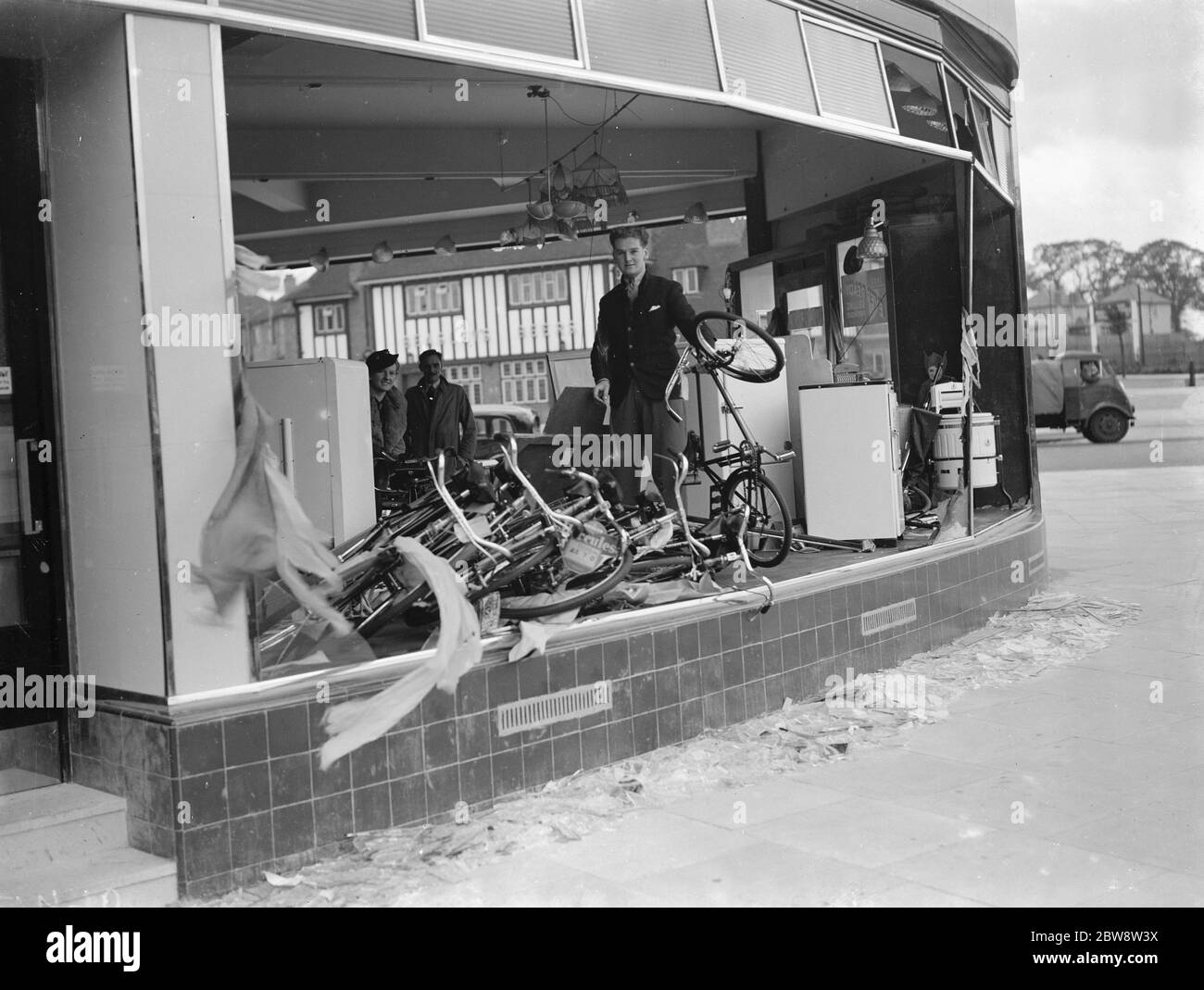 Tempête dégâts la salle d'exposition électrique Bowlings à North Eltham , Londres . 1938 Banque D'Images