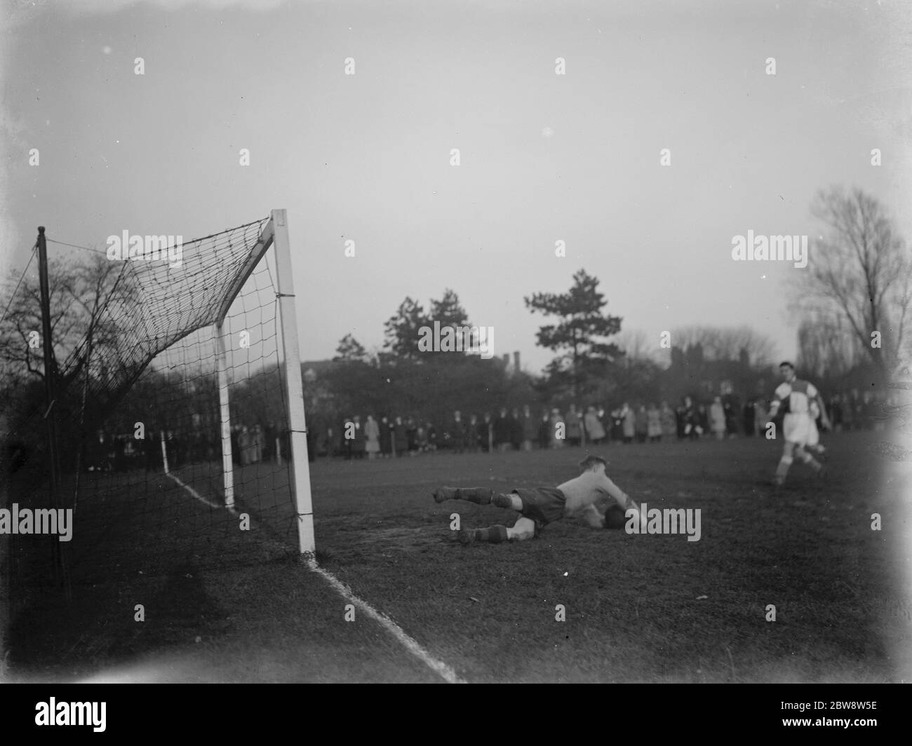 Swanley Athletic contre Erith et Belvedere - coupe Kent Senior - 21/11/36 le gardien de but fait une plongée à sauver . 1936 Banque D'Images