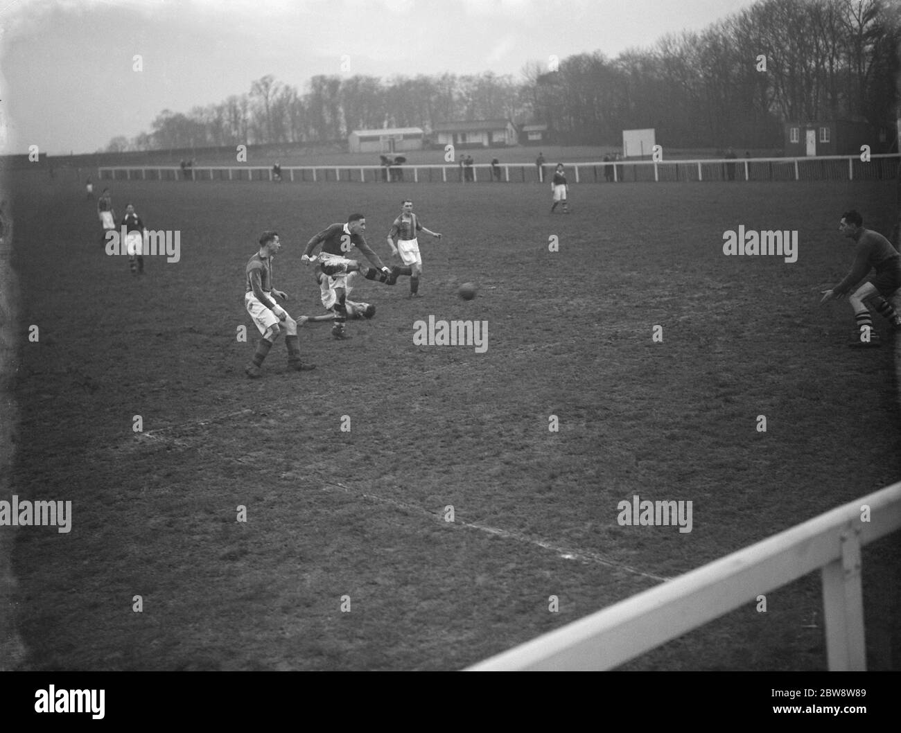 London Paper Mills contre Gravesend United - Kent amateur Cup - 07/01/39 UN joueur dribbles la balle par la défense de l'équipe opposée . Banque D'Images