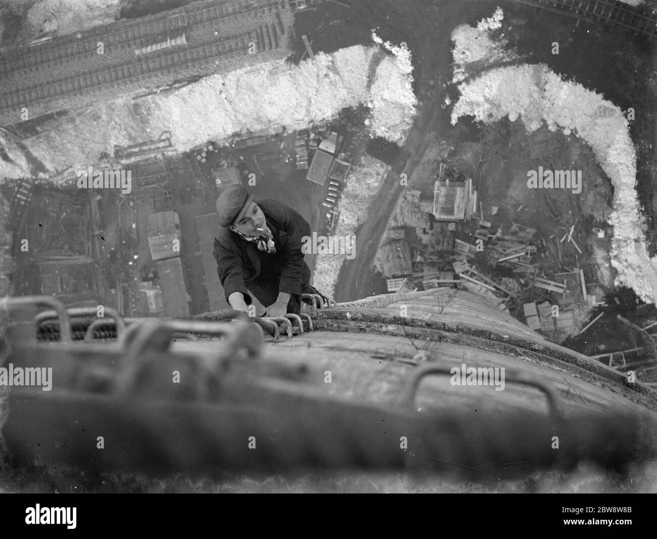 Un ouvrier monte sur les cheminées de la nouvelle centrale électrique au charbon en construction près de Dartford , Kent . 1938 Banque D'Images