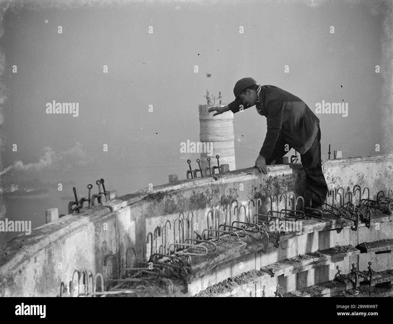 Un ouvrier descend d'une des cheminées de la nouvelle centrale électrique au charbon en construction près de Dartford , Kent . 1938 Banque D'Images