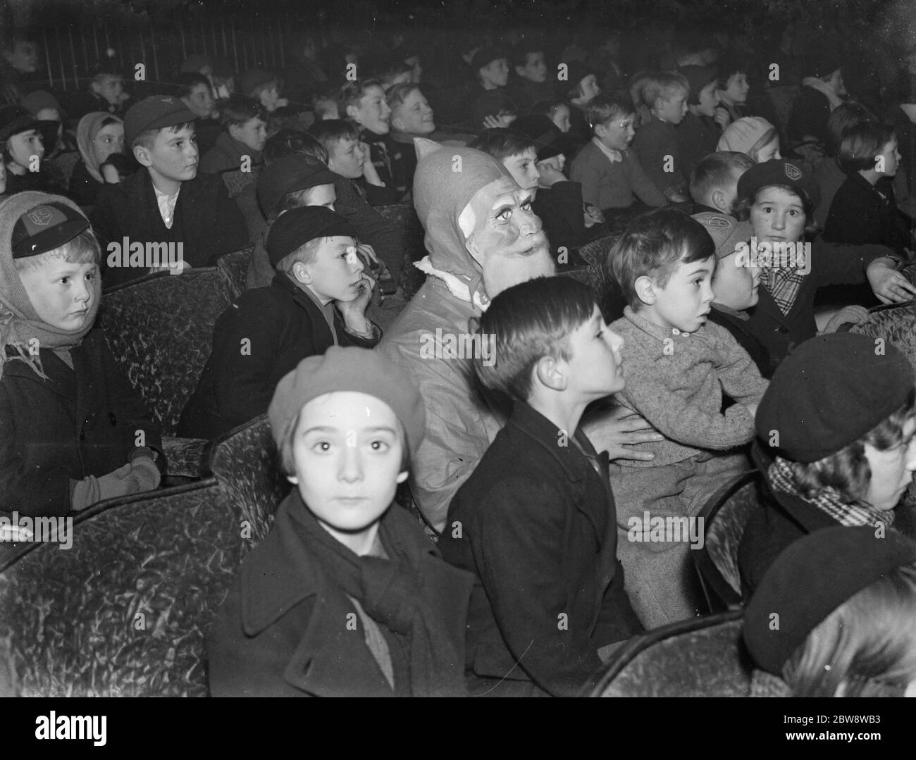 Le cinéma de Noël pour enfants se régal à l'Odeon à Welling , Londres . ( Freddy Hood ) . 1938 Banque D'Images