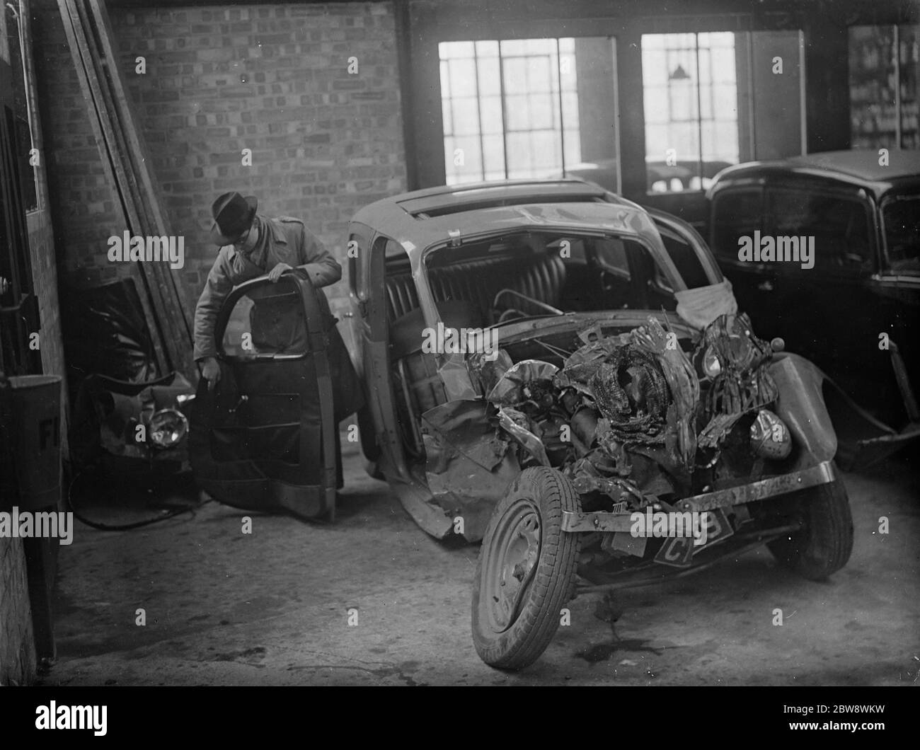 La voiture épatée laissée par un accident sur Sidcup by pass , Kent . 1937 Banque D'Images
