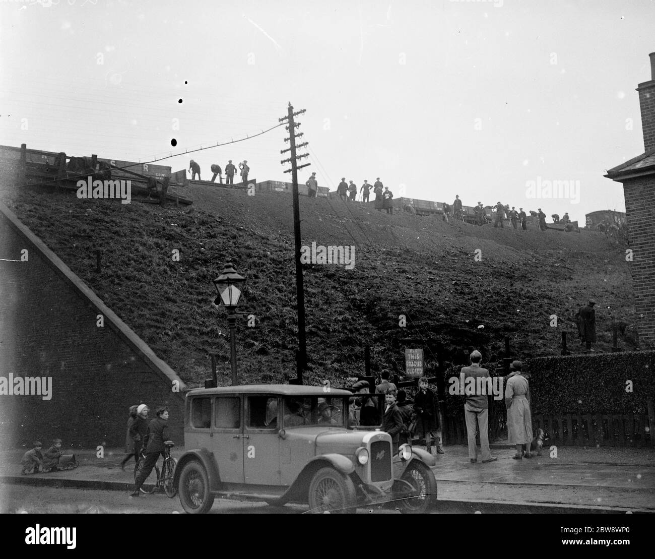 Les travailleurs ferroviaires travaillent pour dégager le glissement de terrain et reposer la voie sur la ligne Wellhall . . 1936 Banque D'Images