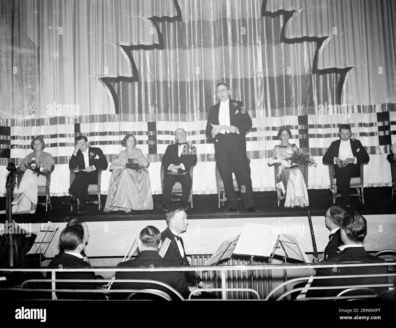 Le VIP prononce des discours sur scène à l'ouverture du cinéma Odeon à Sidcup , Kent . 1936 Banque D'Images