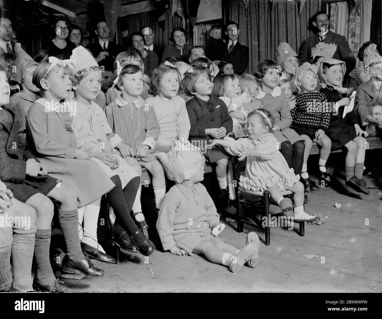 Un moment effrayant pour un petit enfant comme les autres enfants s'assoient captivés à un spectacle de Punch et Judy dans Sidcup . 1937 Banque D'Images