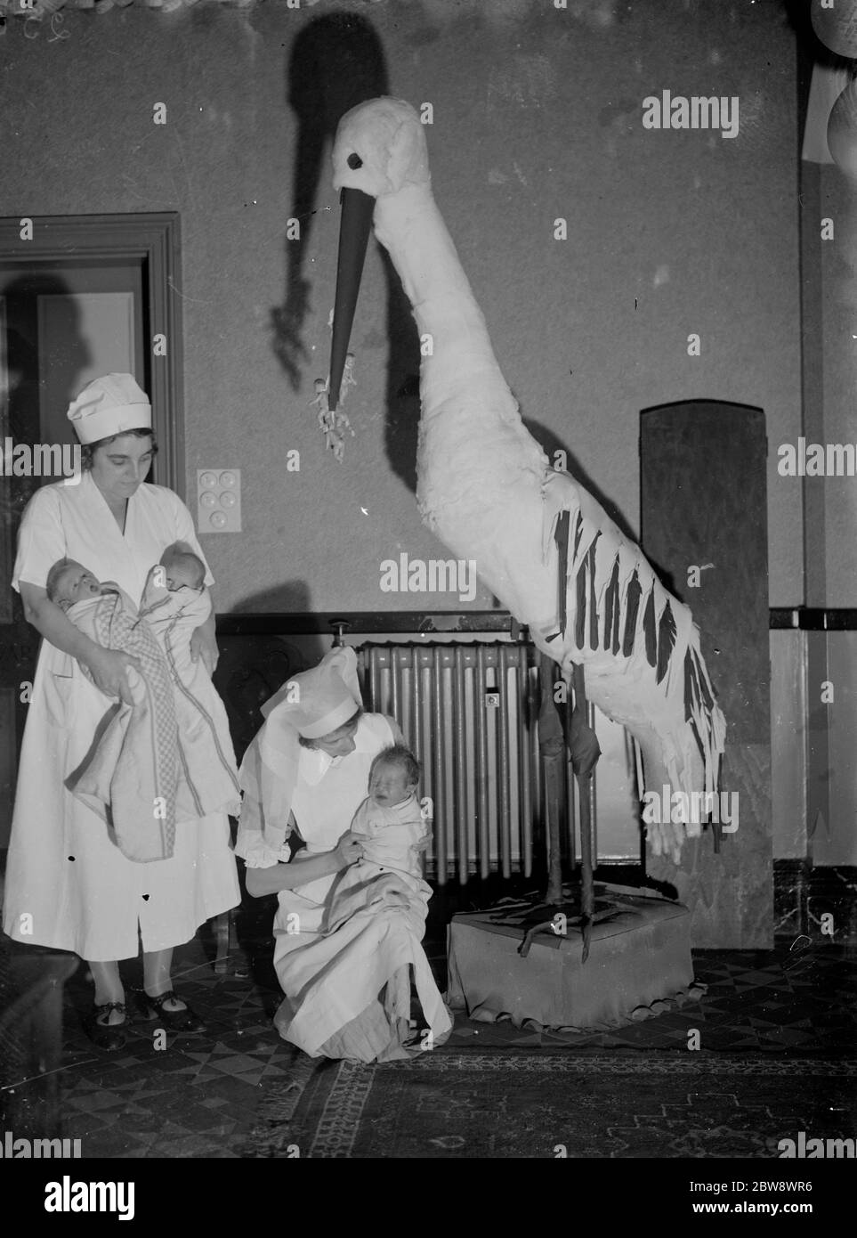 Les nouveaux bébés de la maternité rencontrent un magasin modèle à l'hôpital Russell Stoneham , Crayford , Kent 1936 Banque D'Images