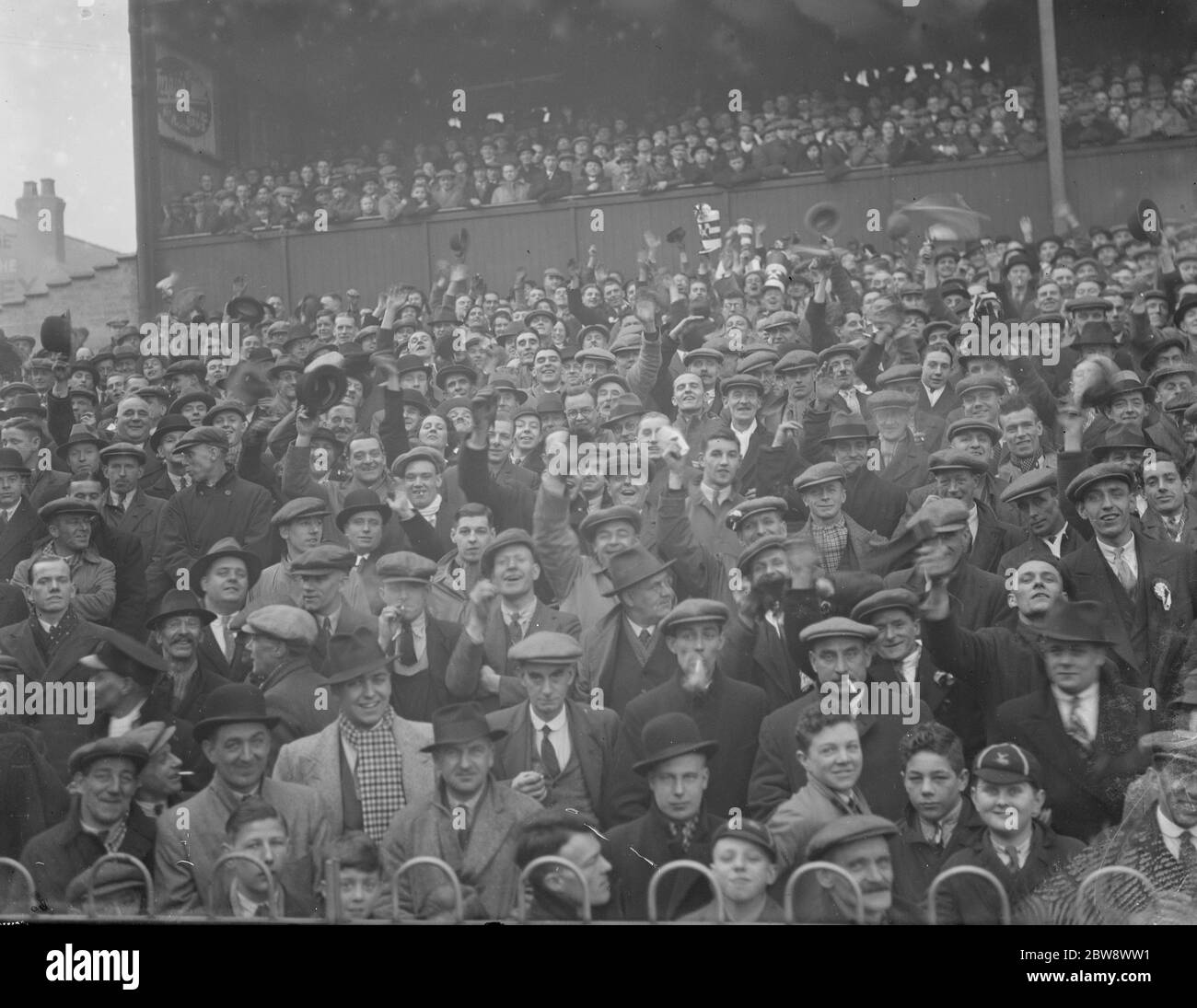 Les fans de Dartford dans le spectateur bondé se dresse au match entre le club de football de Dartford et le club de football de Derby County , à Derby , dans la troisième ronde de la coupe FA . . 11 janvier 1936 Banque D'Images