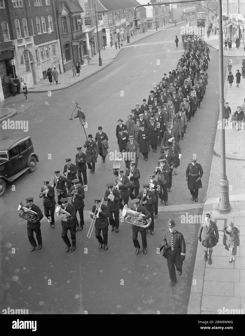 Le groupe de l'Armée du Salut mène la procession de jour d'armistice par Eltham . 1936 Banque D'Images