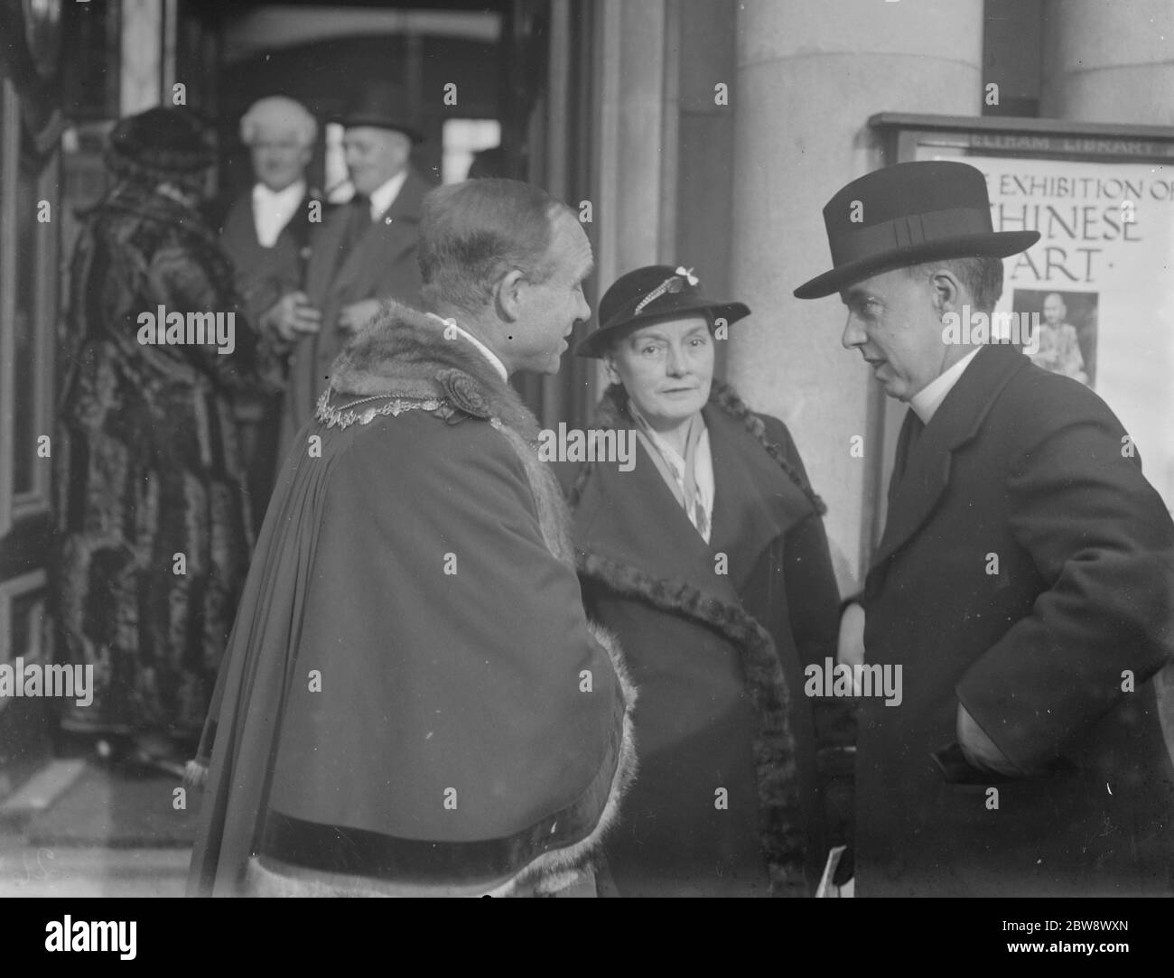 Les dignitaires d'Eltham se bavardes après la lecture de la Proclamation royale de l'accession au trône du roi Édouard VIII . 1936 Banque D'Images