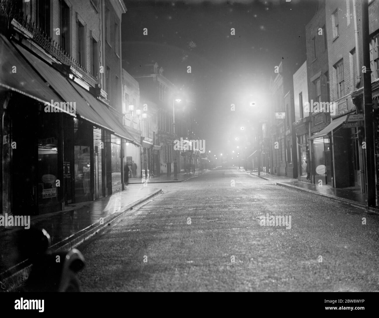 Une vue nocturne sur le nouvel éclairage de rue dans la rue haute à Dartford , Kent . 1936 . Banque D'Images