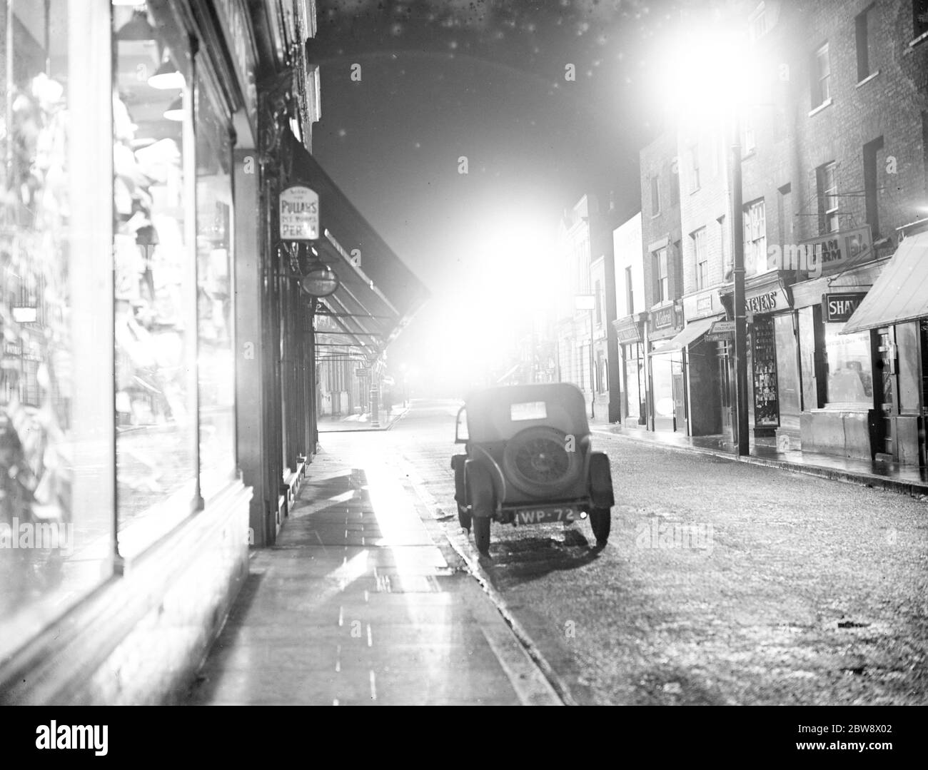 Une vue en soirée sur le nouvel éclairage de rue dans la rue haute à Dartford , Kent . 1936 . Banque D'Images